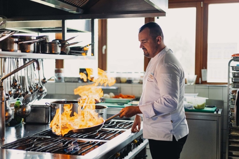 Küchenchef kocht auf offener Flamme (c) Hotel Larimar, Karl Schrotter Photograph