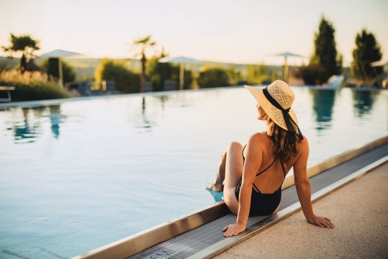 Dame-mit-Sonnenhut-entspannt-am-Larimar-Infinitypool