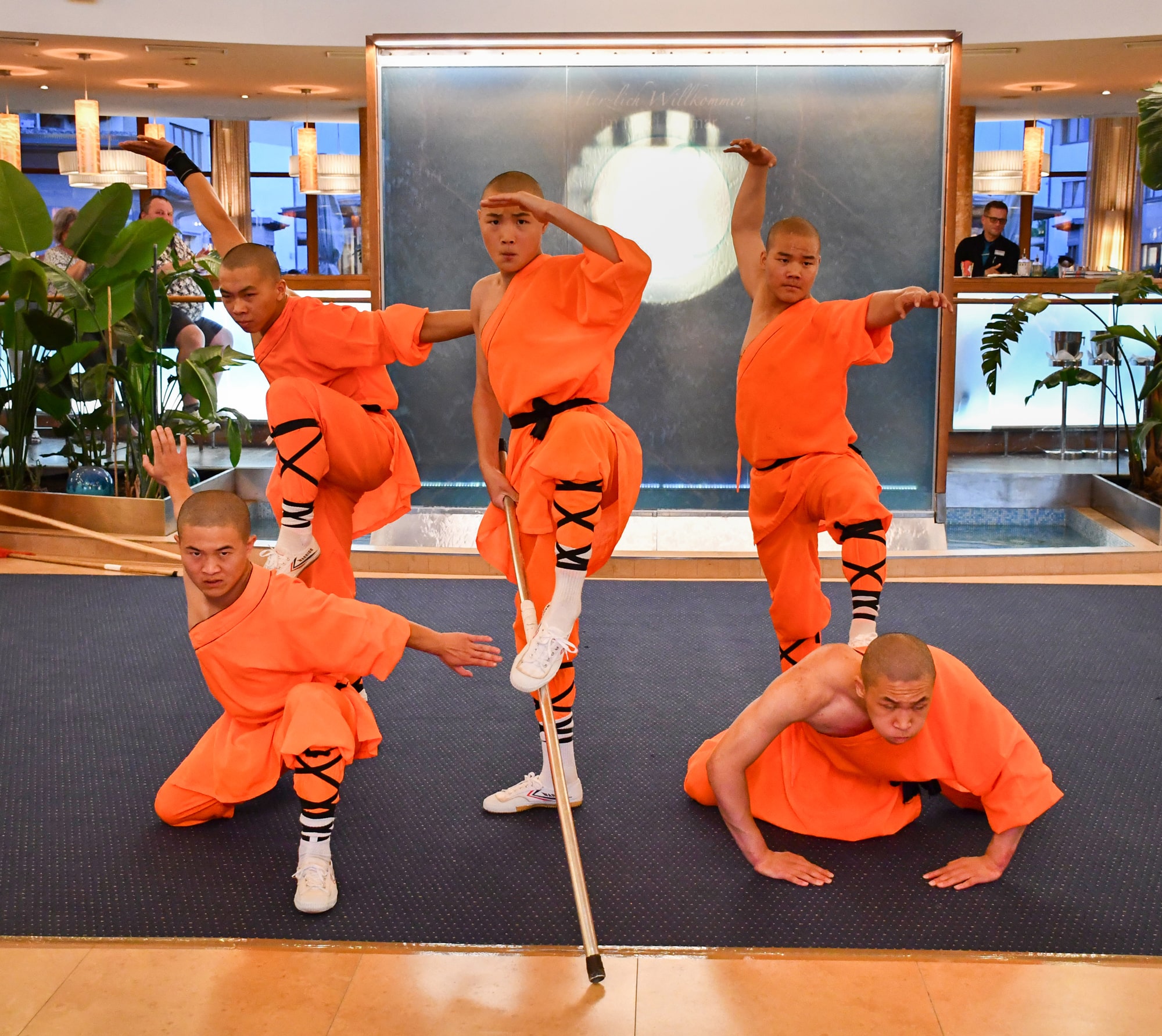 Shaolin-Mönche-zeigen-eindrucksvolle-Fähigkeiten-im-Larimar