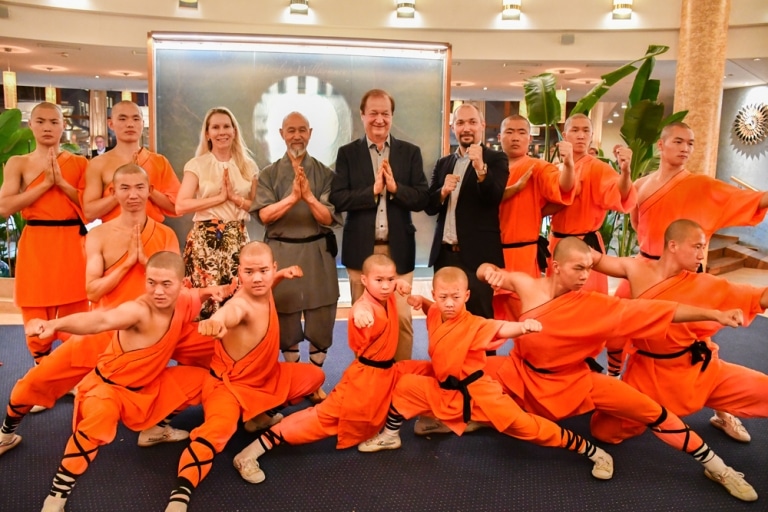 Die Larimar Gastgeberfamilie mit den Mönchen des Shaolin Kung Fu