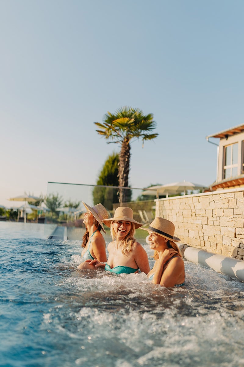 Infinitypool-Sommer-Frauen-Damen-Larimar-Schrotter-Photograph