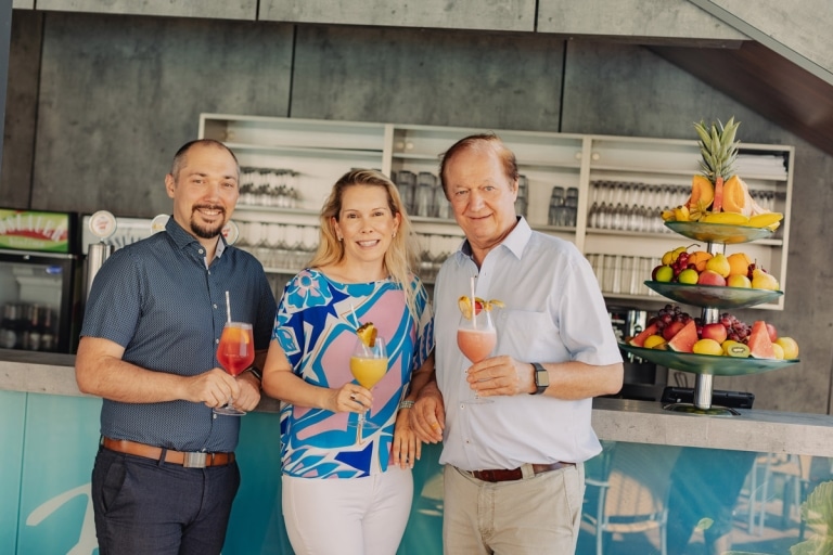 Johann und Johannes Haberl mit Daniela Lakosche an der Larimar Poolbar