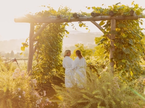 Gartenparadies-Natur-Weinreben-Frauen-Freundinnen-Bademantel (c) Hotel Larimar, Karl Schrotter Photograph