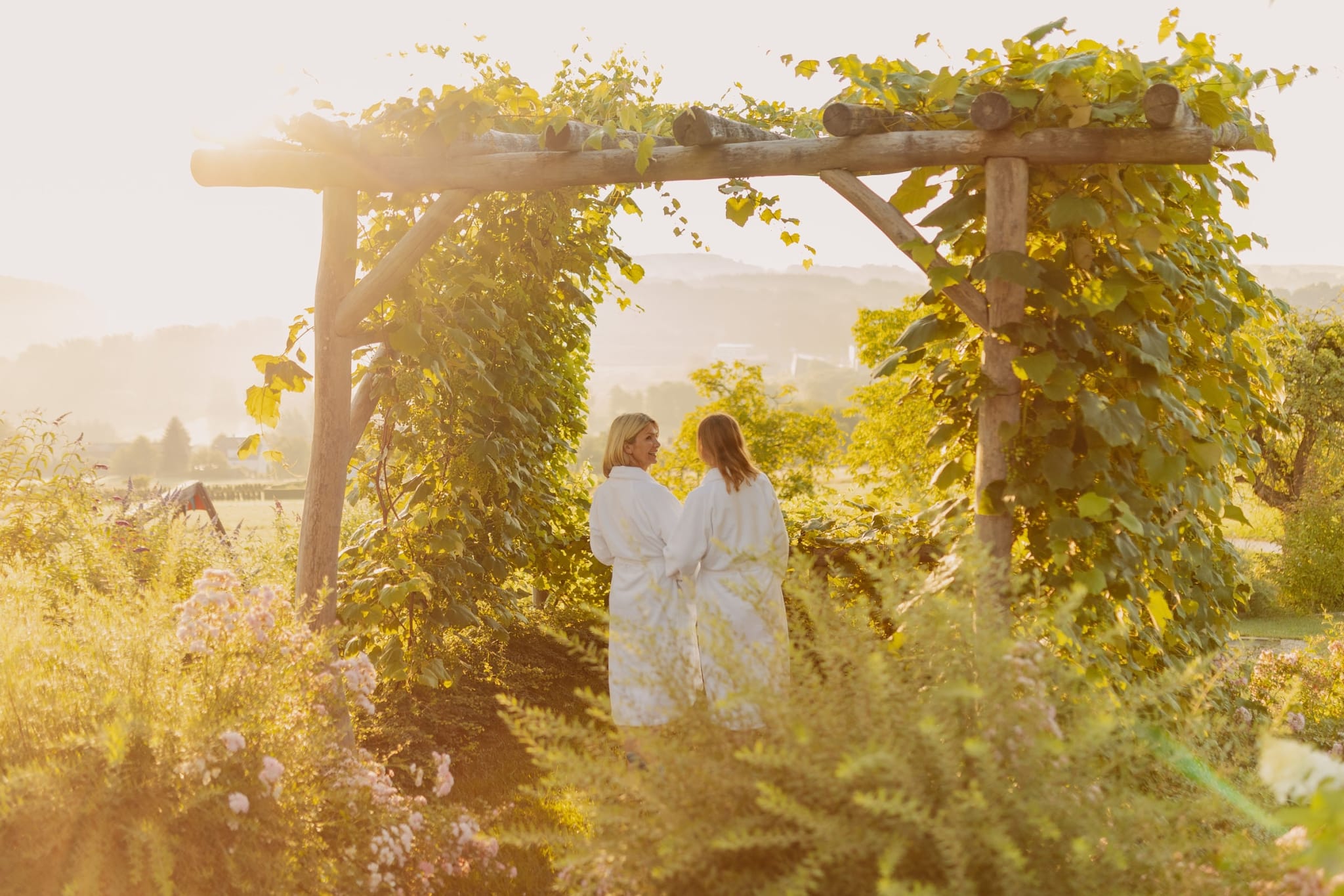 Gartenparadies-Natur-Weinreben-Frauen-Freundinnen-Bademantel (c) Hotel Larimar, Karl Schrotter Photograph