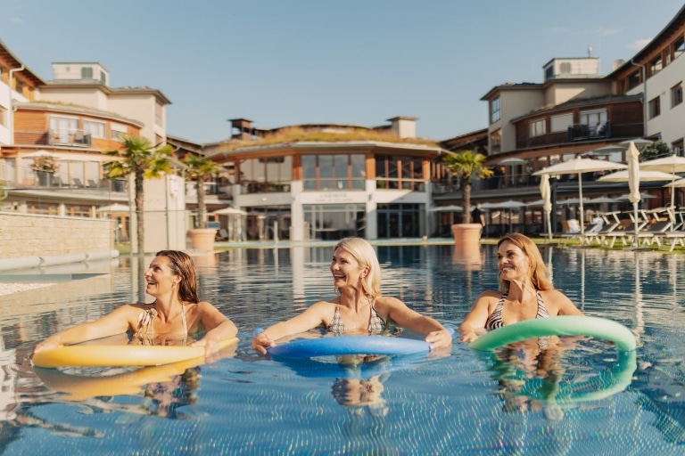 Infinity-Pool-Aquafit-Frauen-Sommer-Energie-Lebensfreude (c) Hotel Larimar, Karl Schrotter Photograph