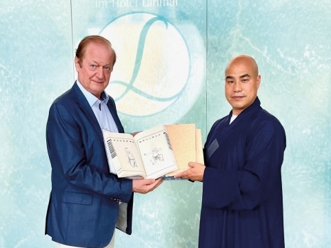 Shaolin Großmeister Shi Yan Liang übergibt Urschrift über Yi Jin Jing an Johann Haberl