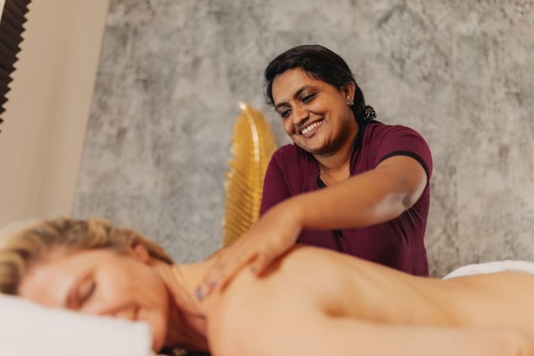 Spa-Ayurveda-Behandlung-Upanahasveda-Rücken-Massage-Frau (c) Hotel Larimar, Karl Schrotter Photograph